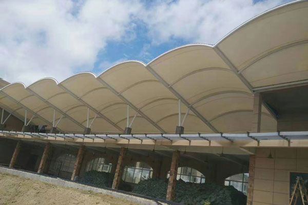 進(jìn)行裁剪膜材過程中需要多人進(jìn)行操作嗎？